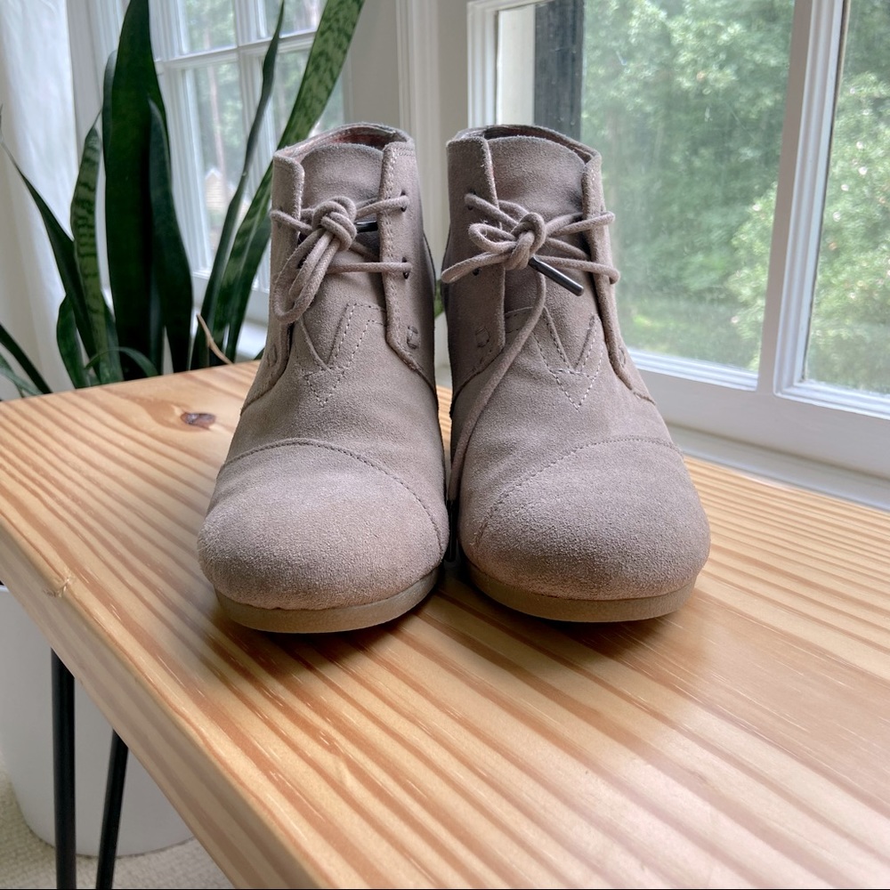 TOMS wedge tie bootie 8.5 taupe